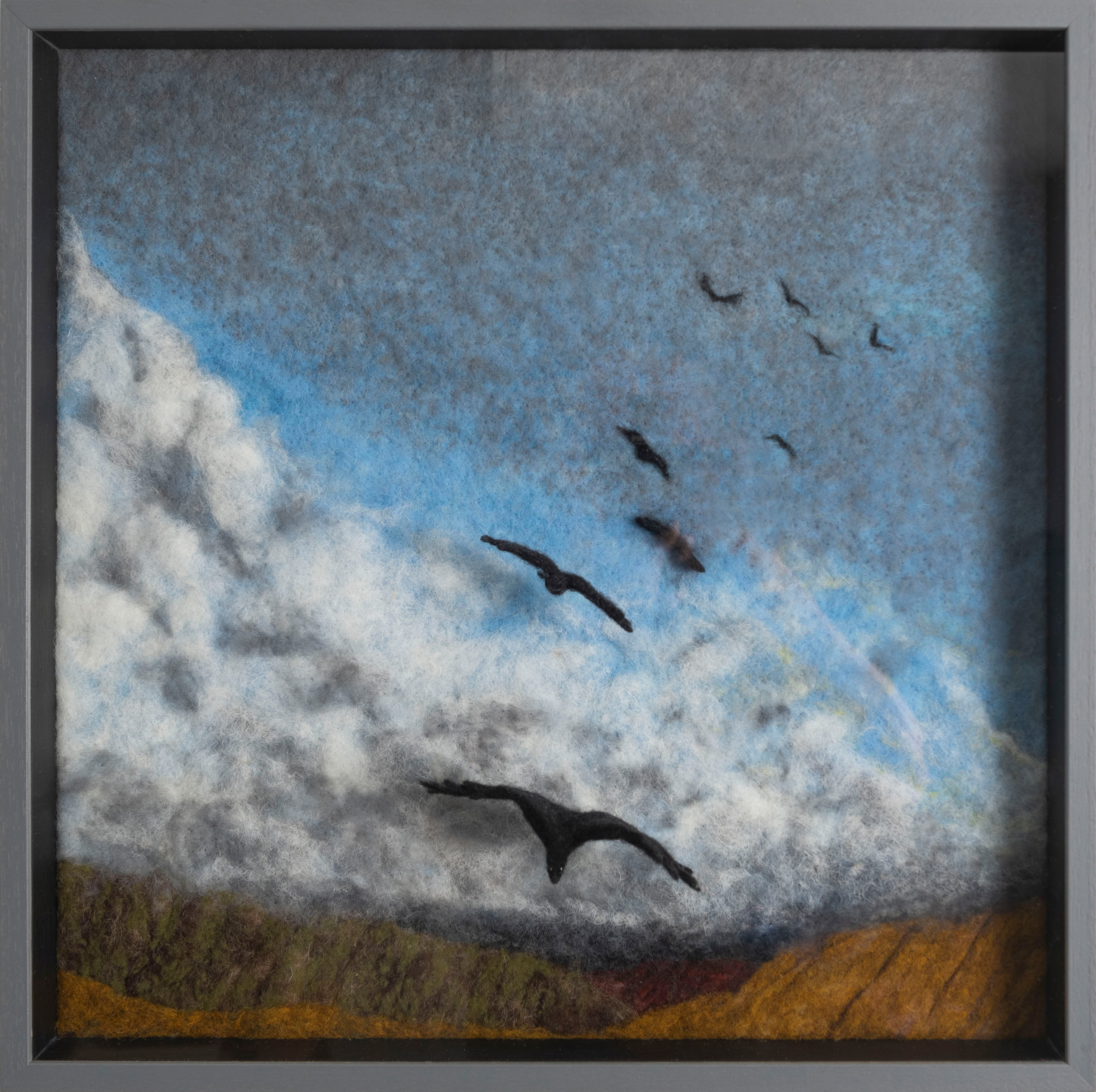 Wollbild: Krähen am Herbsthimmel